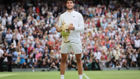 Carlos Alcaraz com o troféu de Wimbledon (foto: Adrian DENNIS / AFP)