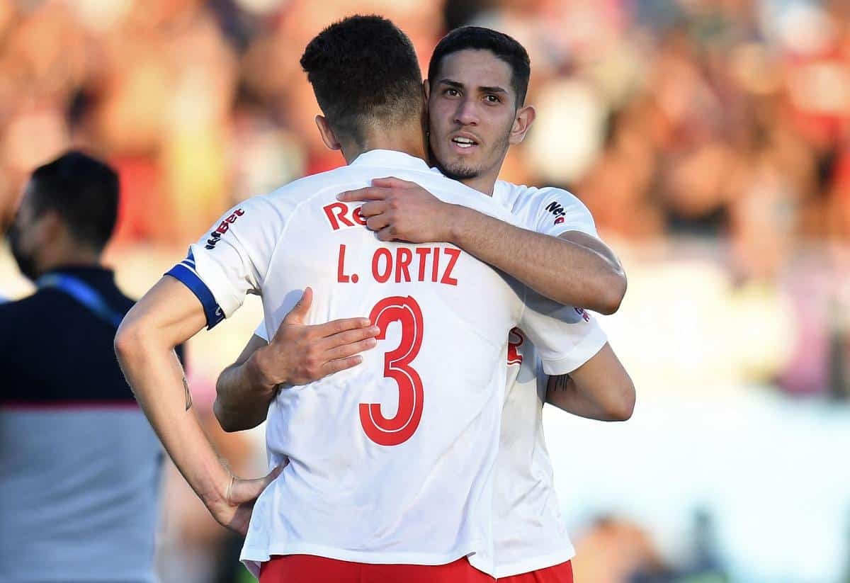 Bruno Praxedes e Leo Ortiz na Copa Sul-Americana pelo Red Bull Bragantino (foto: EITAN ABRAMOVICH / AFP)