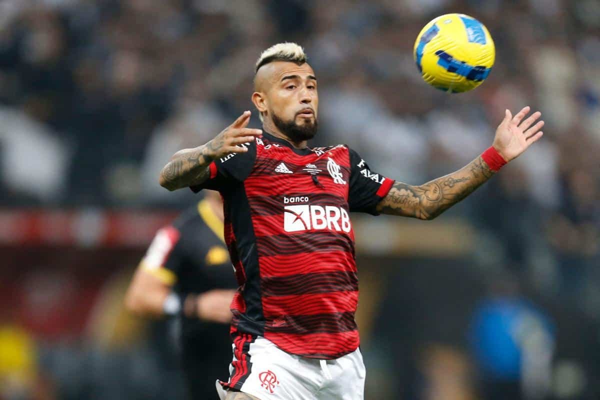 Arturo Vidal jogando pelo Flamengo (foto: Paulo Pinto / AFP)