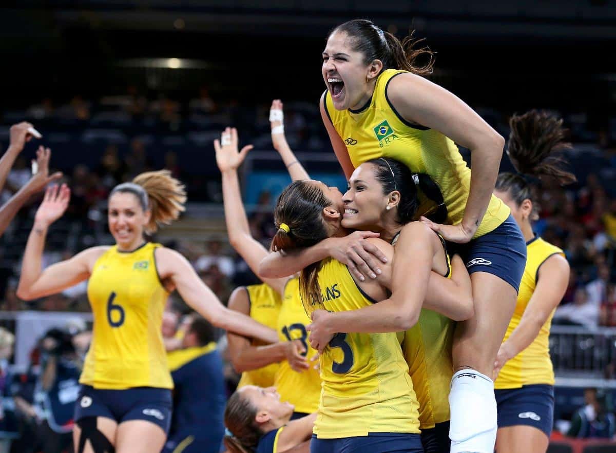 Jaqueline comemorando com colegas de Seleção Brasileira nas Olimpíadas (foto: REUTERS/Olivia Harris - 9/8/2012)