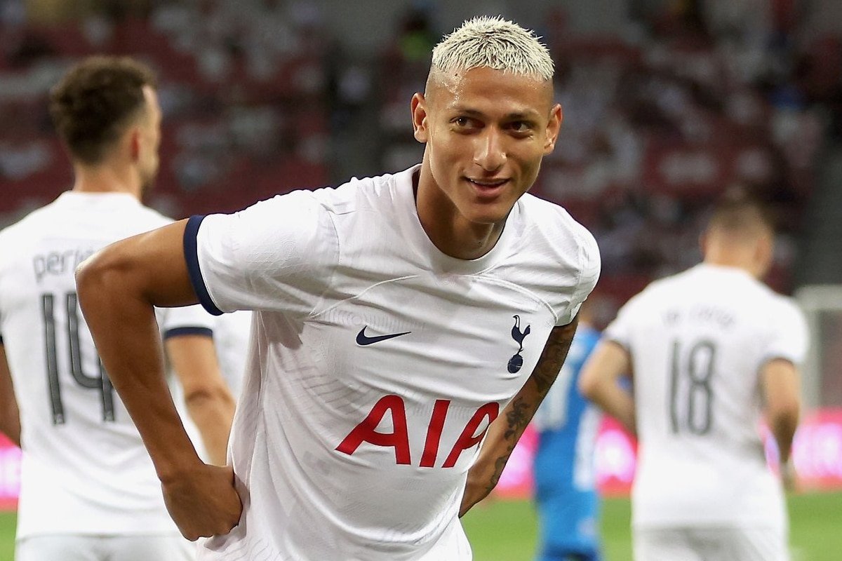 Richarlison comemora gol com a característica 