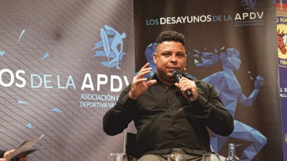 Ronaldo gesticula e fala ao microfone (foto: Divulgação/Valladolid)