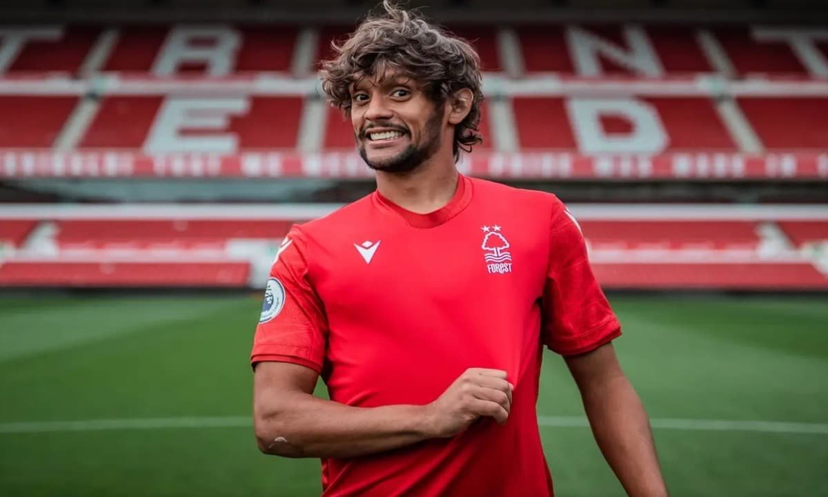 Gustavo Scarpa posa para foto com a camisa do Nottingham Forest (foto: Nottingham Forest/Divulgação)