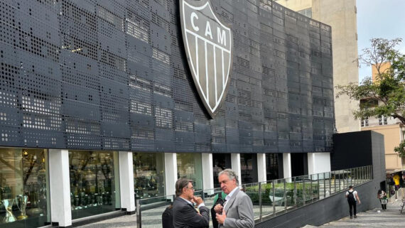 José Murilo Procópio e Sérgio Coelho em frente à sede do Atlético (foto: Lucas Bretas/No Ataque)
