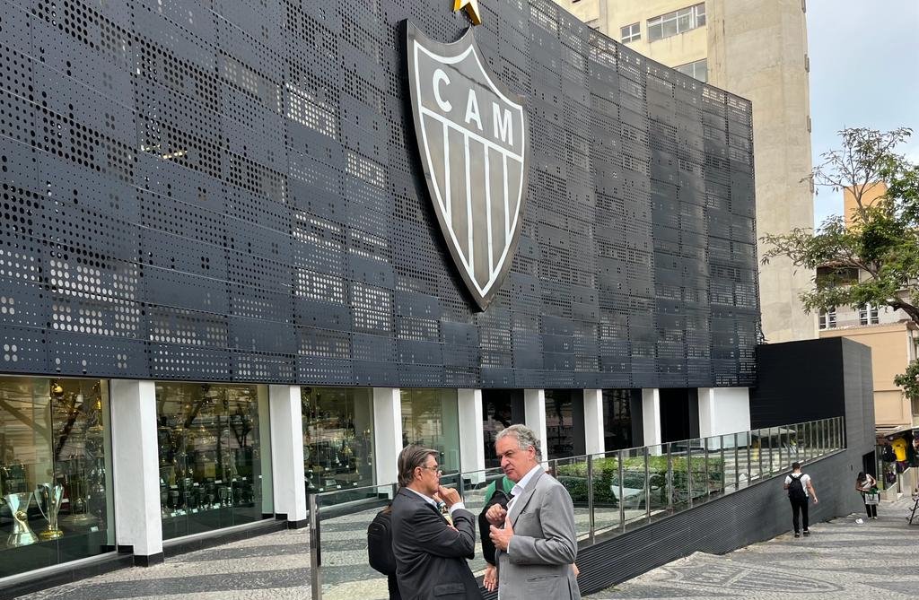 José Murilo Procópio e Sérgio Coelho em frente à sede do Atlético (foto: Lucas Bretas/No Ataque)