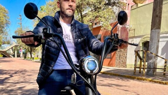 Sobis em moto elétrica (foto: Reprodução / Instagram Rafael Sobis)