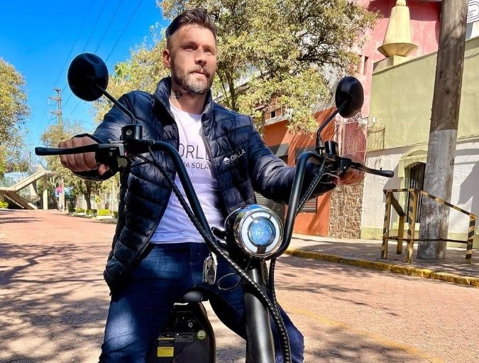 Sobis em moto elétrica (foto: Reprodução / Instagram Rafael Sobis)