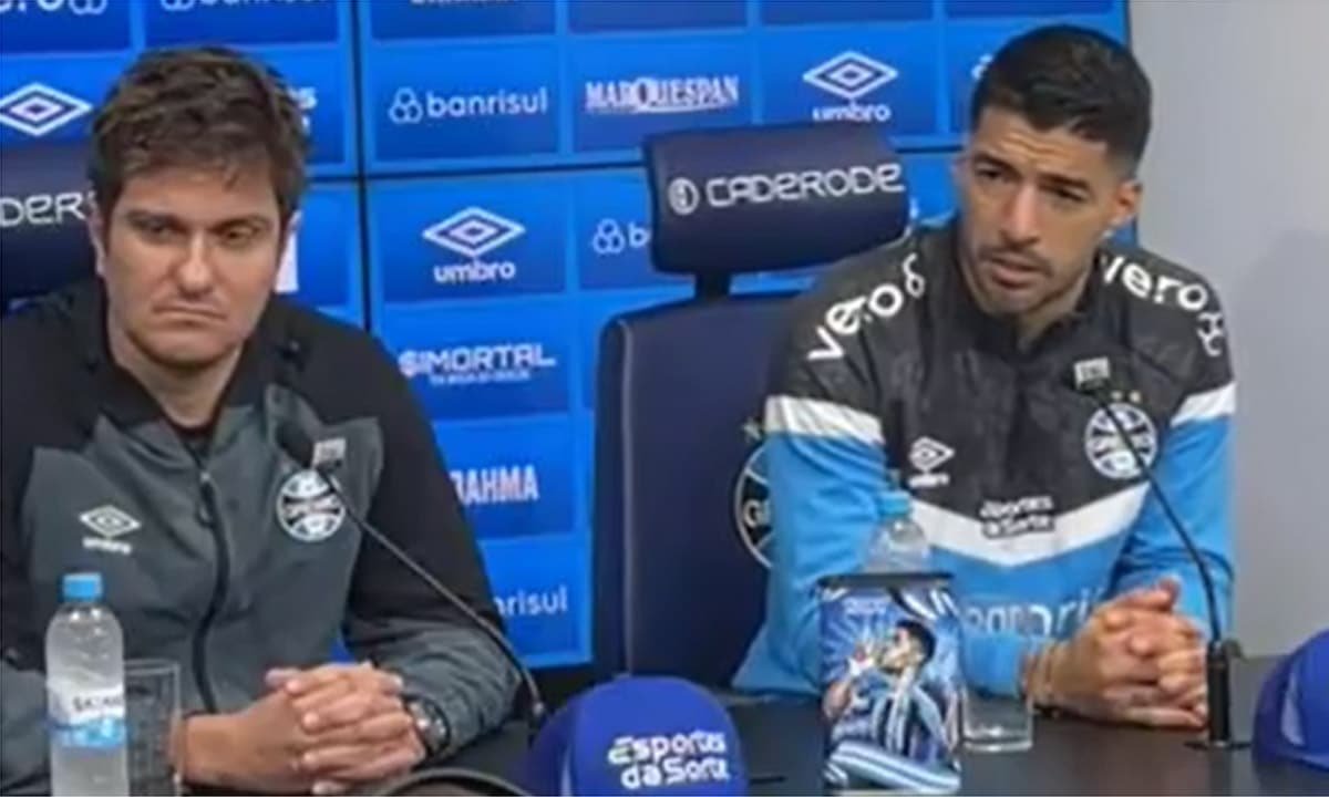Antônio Brum, vice-presidente de futebol do Grêmio, ao lado de atacante Luis Suárez na entrevista coletiva (foto: Reprodução/FC Player)
