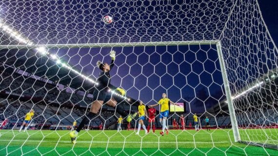 Gol do futebol feminino tem o mesmo damanho do gol do futebol masculino (foto: PHILIP FONG/AFP)