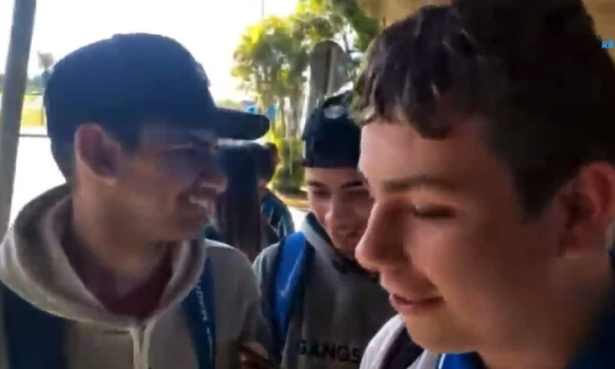 Torcedor colorado foi em recepção de Luan no aeroporto (foto: Reprodução/Rádio Imortal)