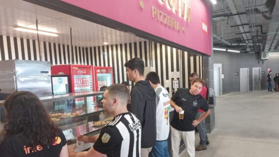 Torcedores do Atlético compram alimentos e bebidas em bar da Arena MRV (foto: Samuel Resende/No Ataque)