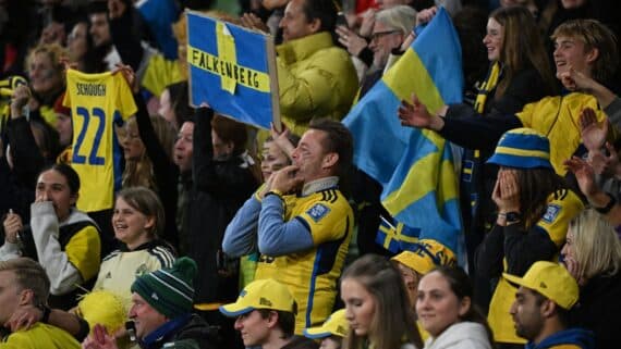 Torcida da Suécia em jogo da Copa do Mundo Feminina (foto: William West/AFP)