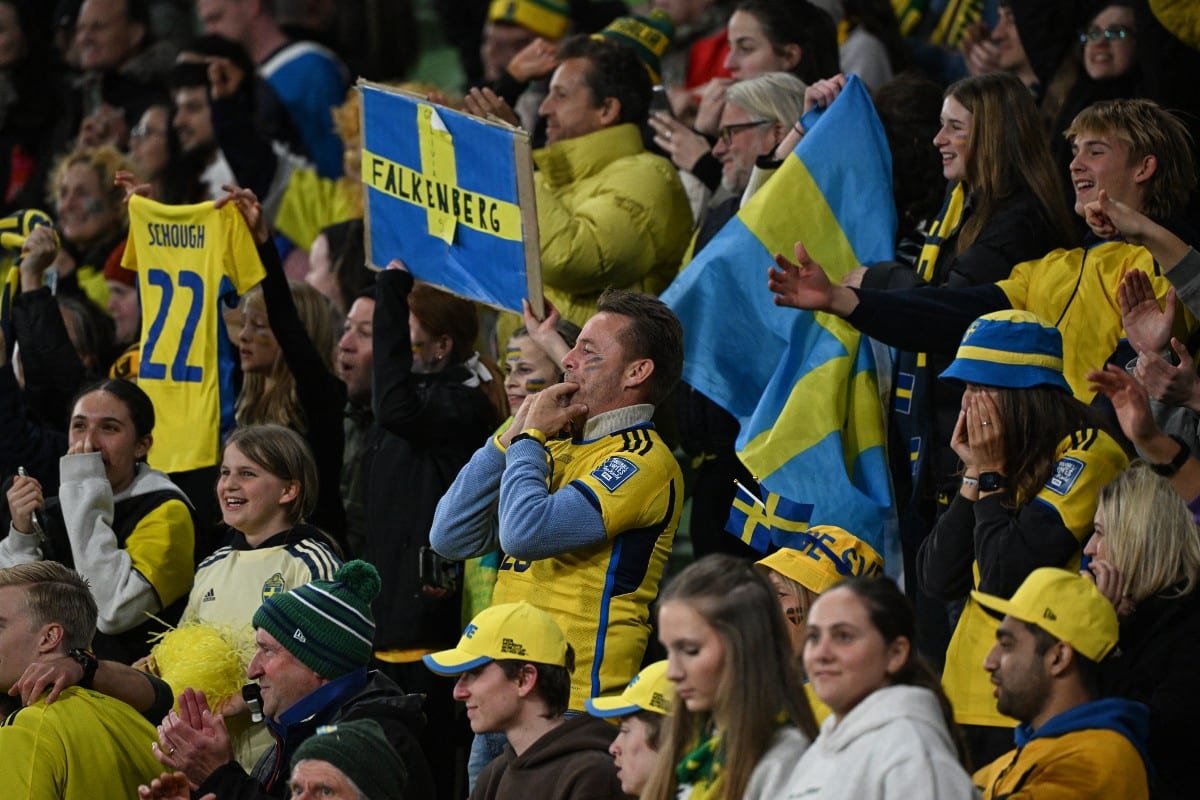 Torcida da Suécia em jogo da Copa do Mundo Feminina (foto: William West/AFP)