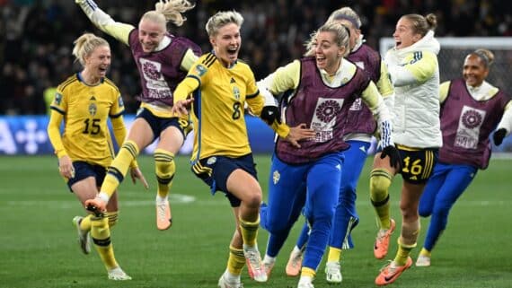 Seleção da Suécia comemorando classificação às quartas de final da Copa do Mundo Feminina (foto: William West/AFP)