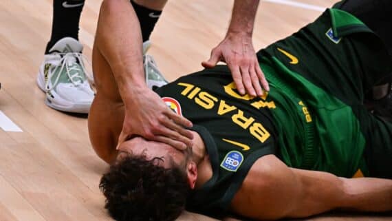 Raulzinho sofre grave lesão no joelho direito na estreia do Brasil na Copa do Mundo de Basquete (foto: Adek BERRY / AFP)