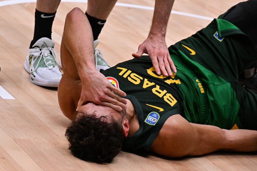 Raulzinho sofre grave lesão no joelho direito na estreia do Brasil na Copa do Mundo de Basquete (foto: Adek BERRY / AFP)