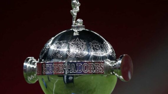 Troféu da Libertadores (foto: Ueslei Marcelino/AFP)
