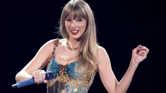 Cantora Taylor Swift sorrindo e dançando durante show nos EUA (foto: Suzanne Cordeiro/AFP)