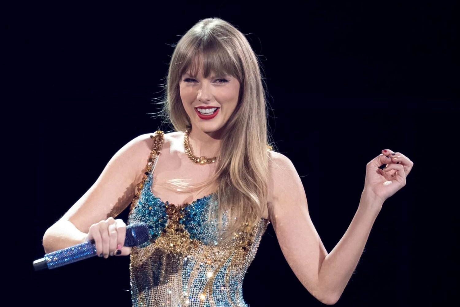 Cantora Taylor Swift sorrindo e dançando durante show nos EUA (foto: Suzanne Cordeiro/AFP)