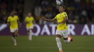 Debinha tenta dominar bola contra a França na Copa do Mundo Feminina 2023 (foto: Thais Magalhães/CBF)