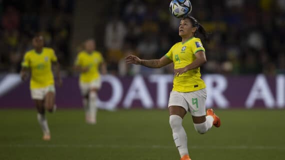 Debinha tenta dominar bola contra a França na Copa do Mundo Feminina 2023 (foto: Thais Magalhães/CBF)