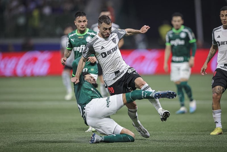 Gustavo Gómez dá carrinho em Hyoran no confronto entre Palmeiras e Atlético (foto: Pedro Souza/Atlético)