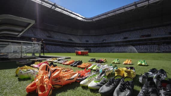 Chuteiras de jogadores do Atlético antes de treino na Arena MRV (foto: Pedro Souza/Atlético)