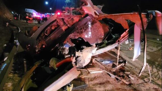 Ônibus que levava organizada do Corinthians de BH a São Paulo capotou (foto: Corpo de Bombeiros/Divulgação)