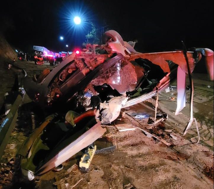 Ônibus que levava organizada do Corinthians de BH a São Paulo capotou (foto: Corpo de Bombeiros/Divulgação)