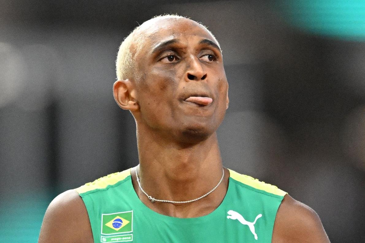 Alison dos Santos, o Piu, olha para cima (foto: Jewel SAMAD / AFP)