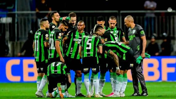 Jogadores do América reunidos antes de jogo com Bahia (foto: Mourão Panda/América)