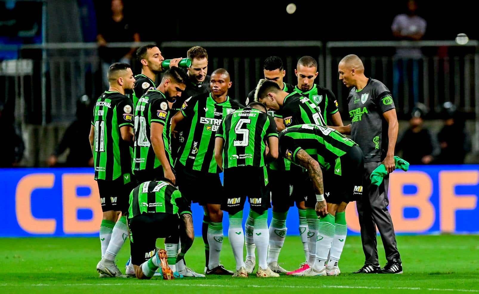 Jogadores do América reunidos antes de jogo com Bahia (foto: Mourão Panda/América)
