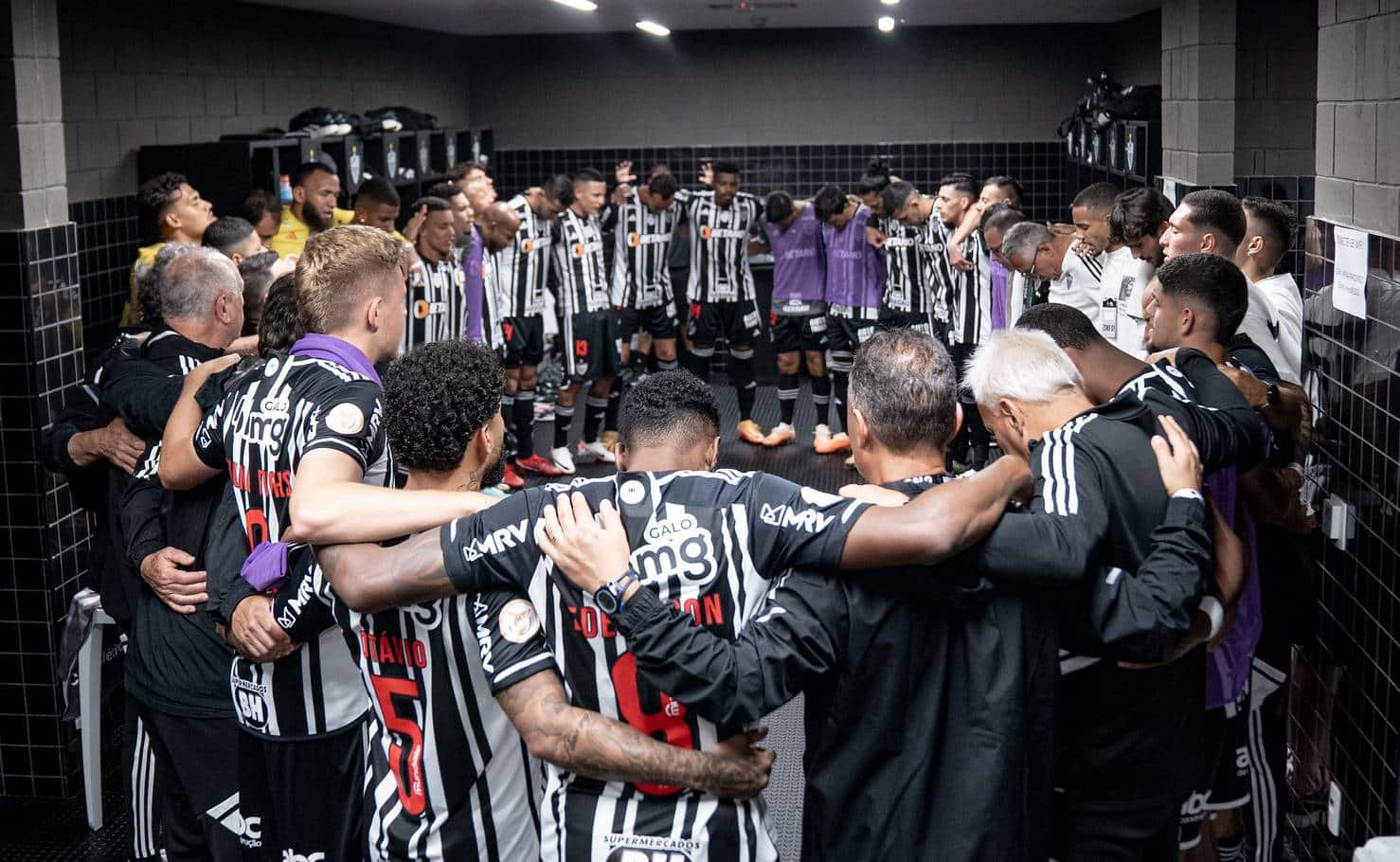 Elenco do Atlético no vestiário da Arena MRV (foto: Pedro Souza/Atlético)