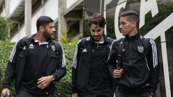 Hulk, Igor Gomes e Pedrinho antes de viagem do Atlético (foto: Pedro Souza/Atlético)