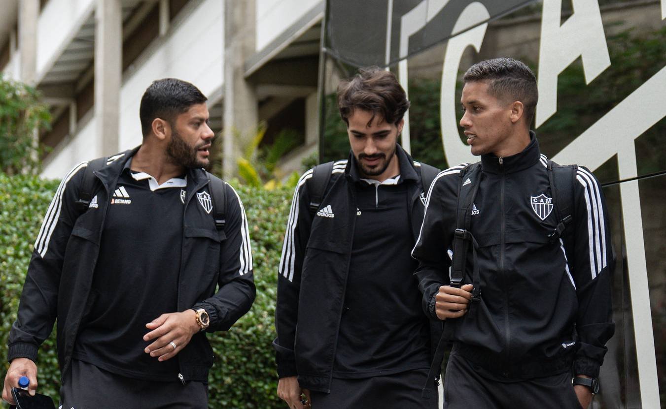 Hulk, Igor Gomes e Pedrinho antes de viagem do Atlético (foto: Pedro Souza/Atlético)