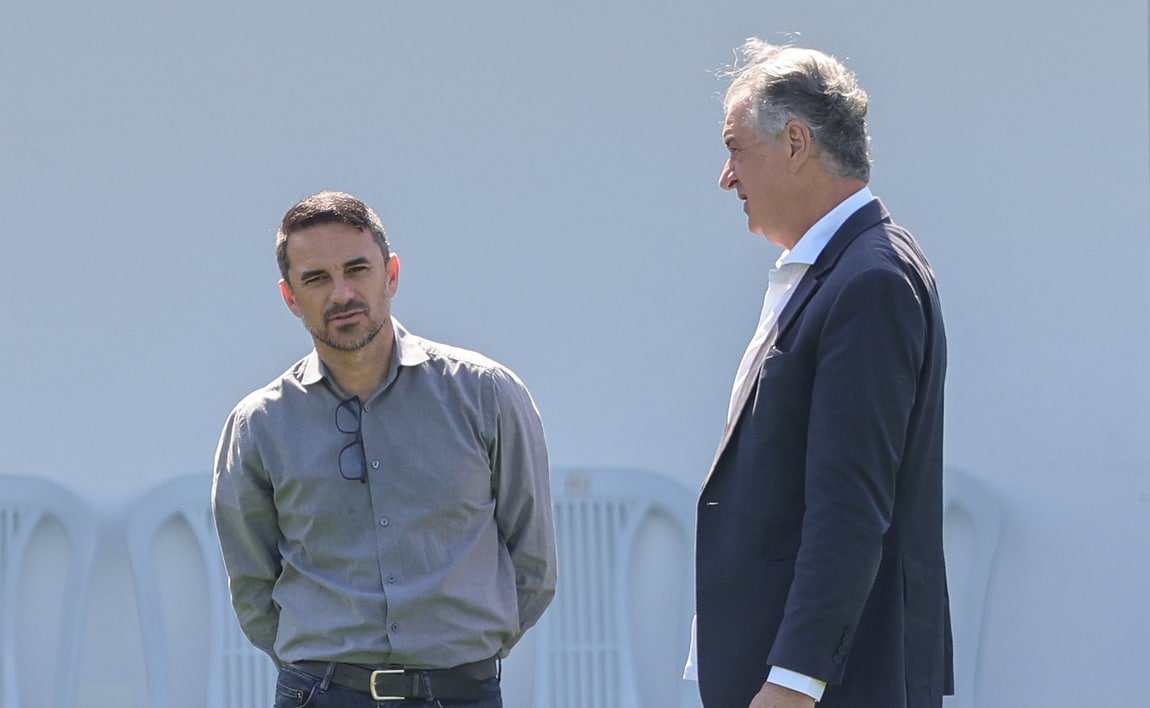 Rodrigo Caetano e Sérgio Coelho durante treino do Atlético na Cidade do Galo (foto: Pedro Souza/Atlético)