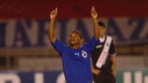 Carlinhos Bala comemora gol pelo Cruzeiro, em 2006 - Crédito: 