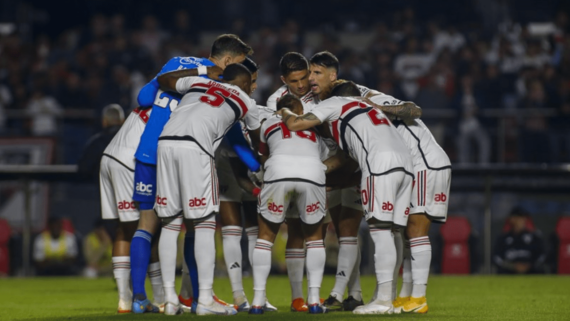 Jogadores do São Paulo reunidos antes de confronto com o Corinthians (foto: Miguel Schincariol/saopaulofc

)
