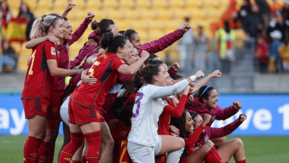 Jogadoras da Espanha comemorando classificação na Copa do Mundo de 2023 (foto: Marty Melville/AFP)