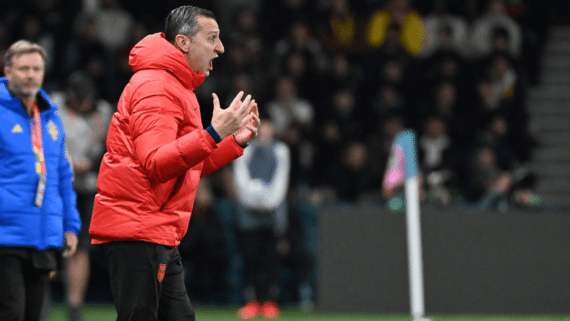 Vlatko Andonovski na beira do campo (foto: William West/AFP)