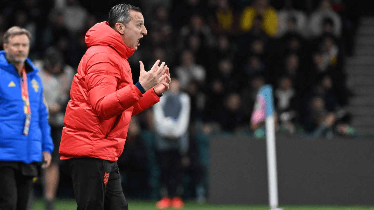 Vlatko Andonovski na beira do campo (foto: William West/AFP)
