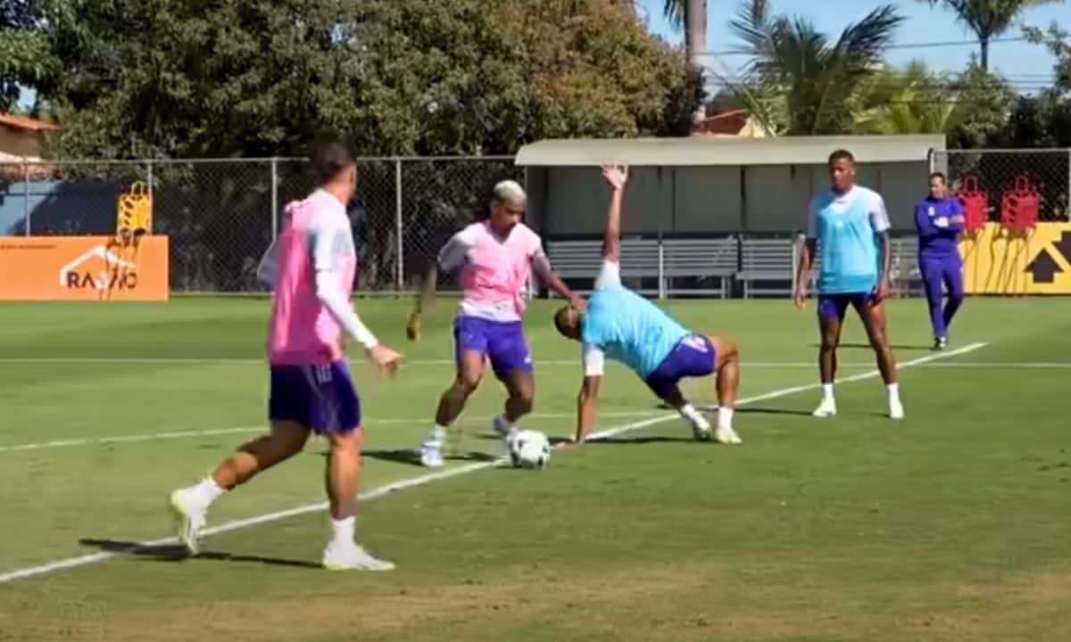 Vídeo: jogador do Cruzeiro marca golaço em treino > No Ataque