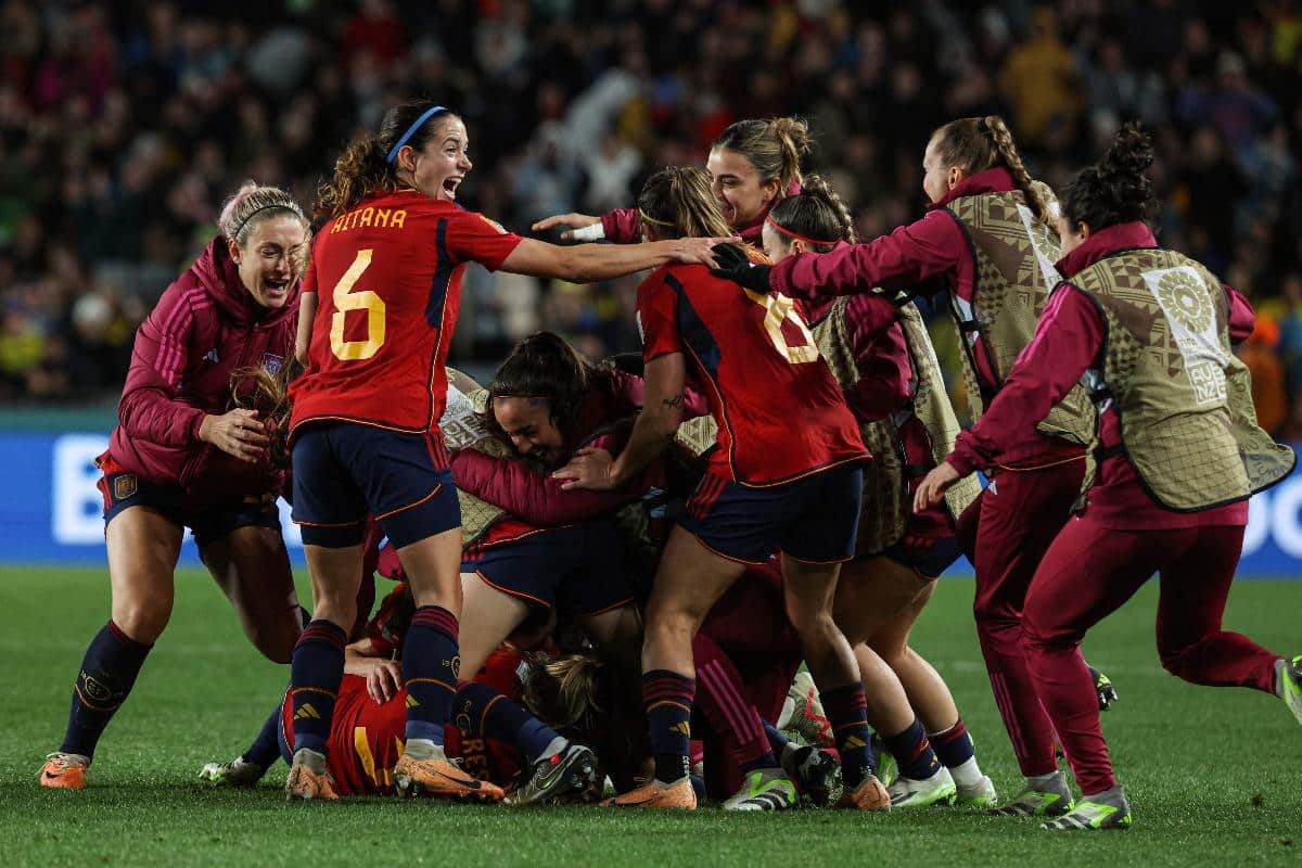 Em meio a crise, seleção feminina da Espanha vence Suécia na