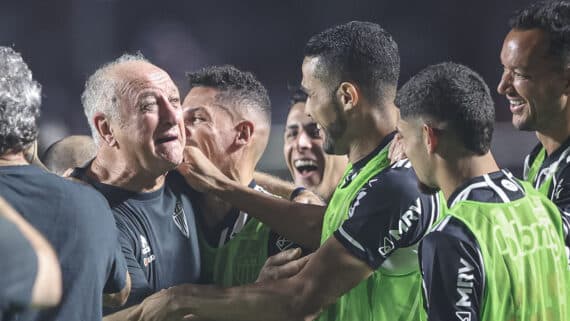 Felipão comemora com jogadores do Atlético (foto: Pedro Souza/Atlético)