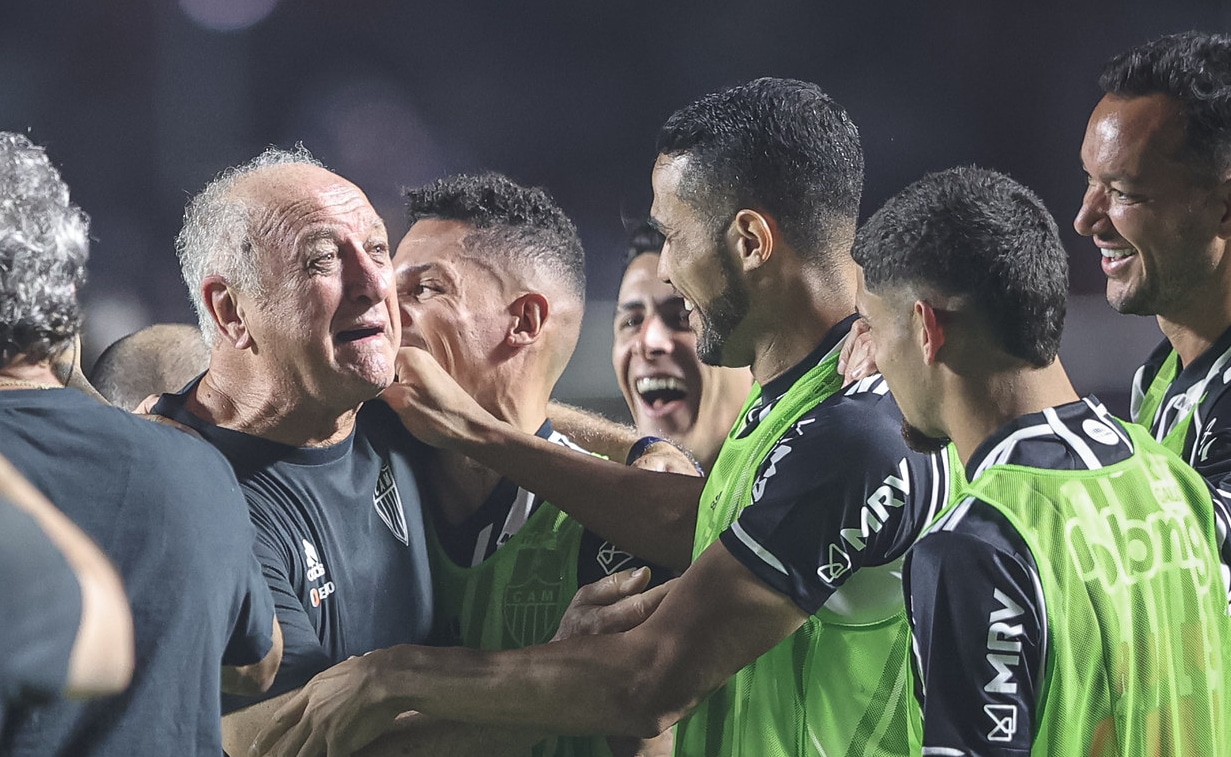 Felipão comemora com jogadores do Atlético - (foto: Pedro Souza/Atlético)