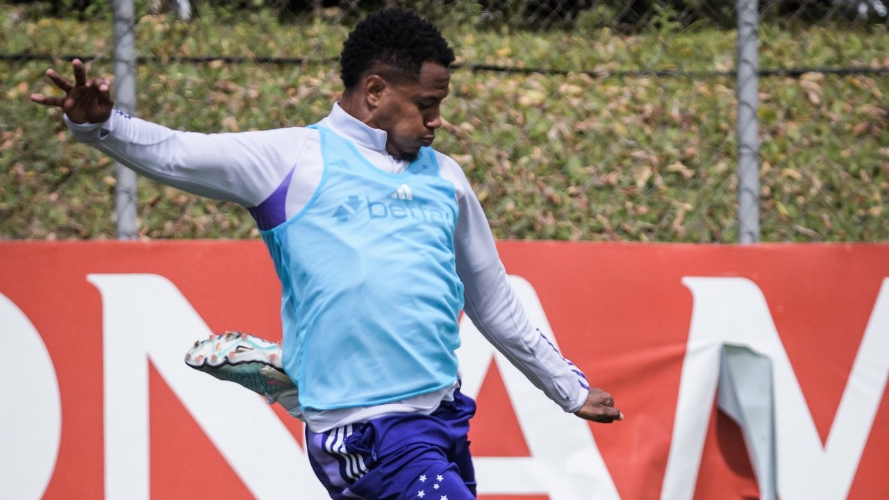 Matheus Jussa em treinamento do Cruzeiro (foto: Gustavo Aleixo/Cruzeiro)