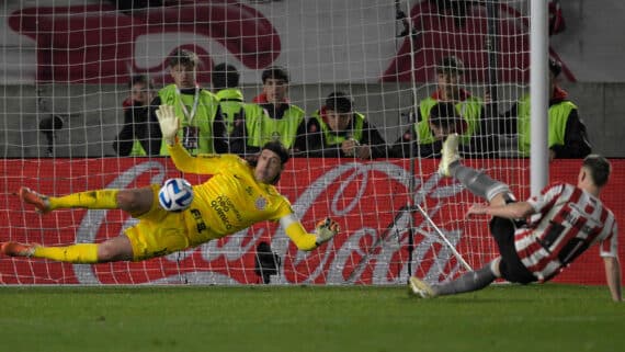 Cássio fazendo a defesa no pênalti (foto: JUAN MABROMATA / AFP)