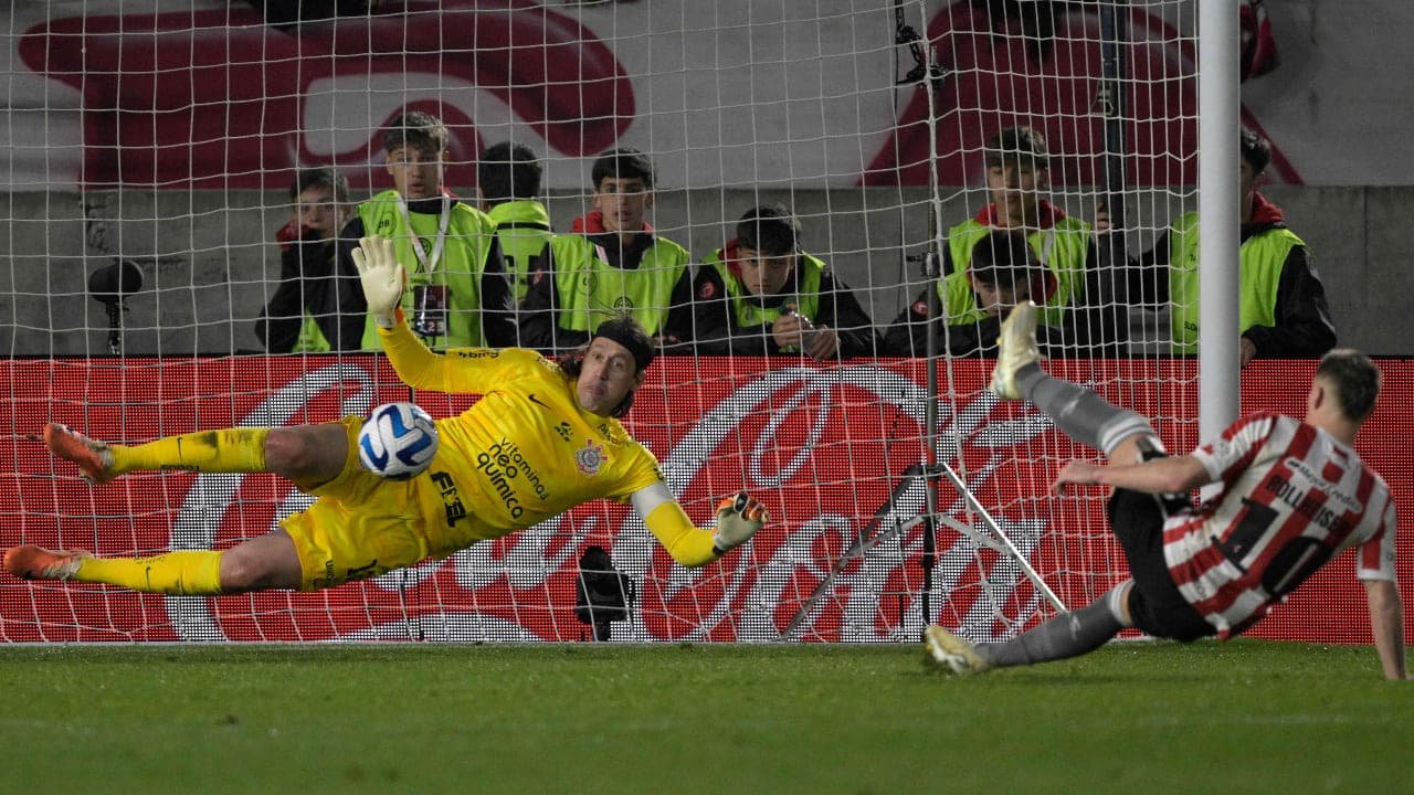 Cássio fazendo a defesa no pênalti (foto: JUAN MABROMATA / AFP)