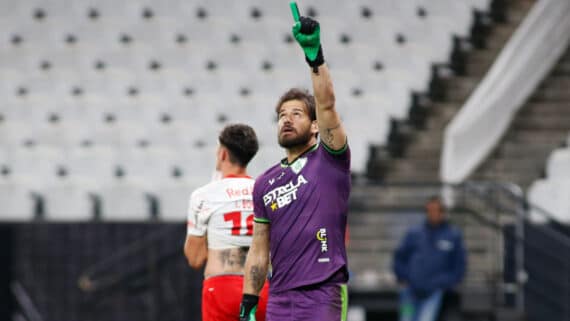 Cavichioli, goleiro do América, em jogo contra o Bragantino pela Sul-Americana (foto: AFP)