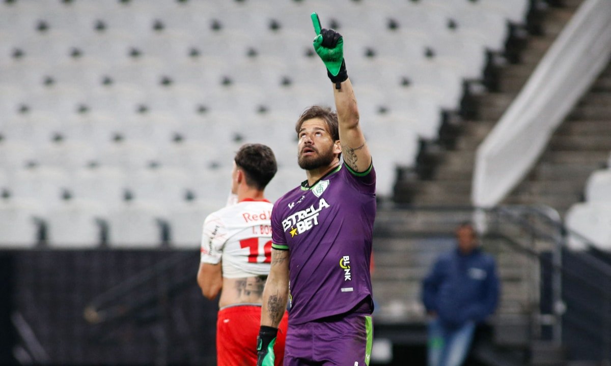 Cavichioli, goleiro do América, em jogo contra o Bragantino pela Sul-Americana (foto: AFP)